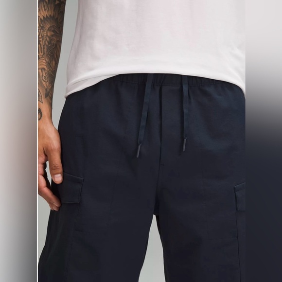 Lululemon VersaTwill Cargo Pocket Short in True Navy - Picture 2 of 9